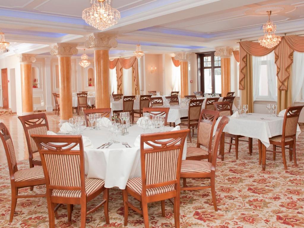 Reštaurácia alebo iné gastronomické zariadenie v ubytovaní Hotel Arkadia Royal