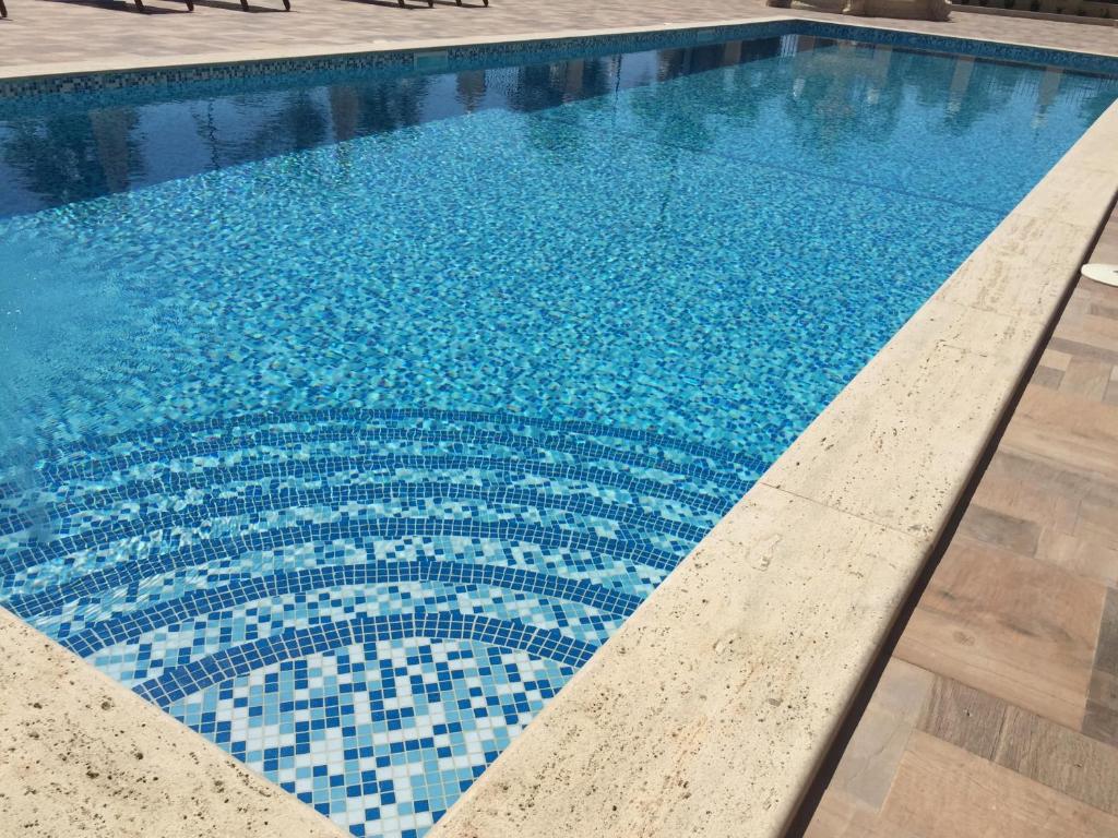Bazén v ubytování Hotel Riviera Palace nebo v jeho okolí