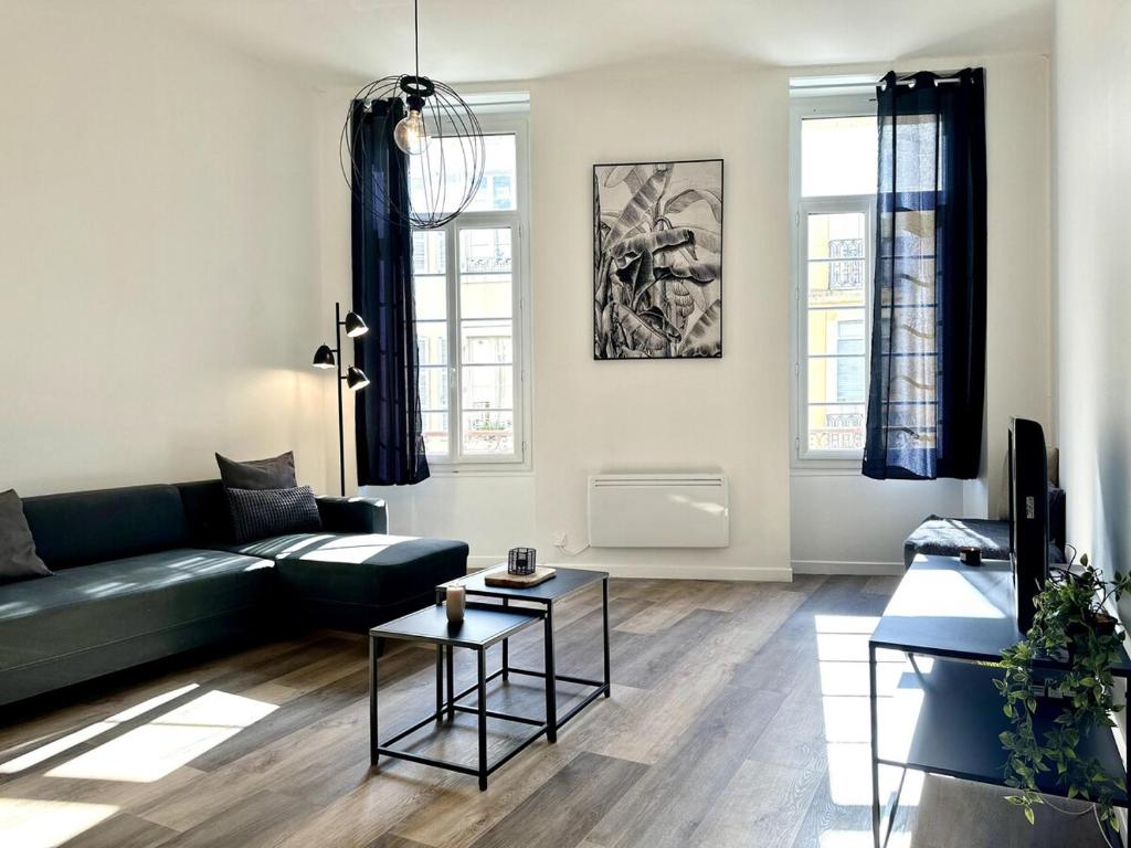 a living room with a couch and a table at LE WLÉRICK LUMINEUX - Spacieux - Hyper Centre in Mont-de-Marsan
