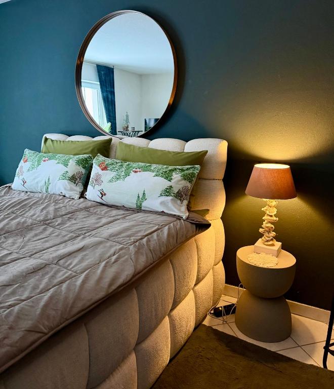 ein Schlafzimmer mit einem Bett und einem Spiegel an der Wand in der Unterkunft Nummer 11 in Kist