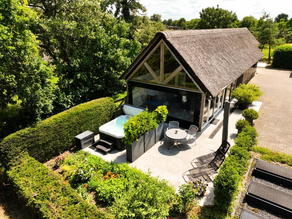 an overhead view of a pavilion in a garden at B&B de Scherpenhof, landelijk gelegen met optie jacuzzi in Leur