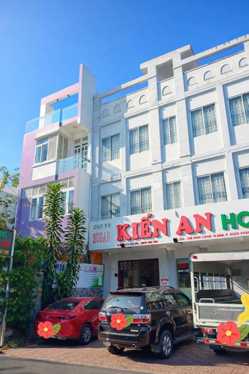 a building with cars parked in front of it at Kiến An Hotel Cần Thơ in Can Tho