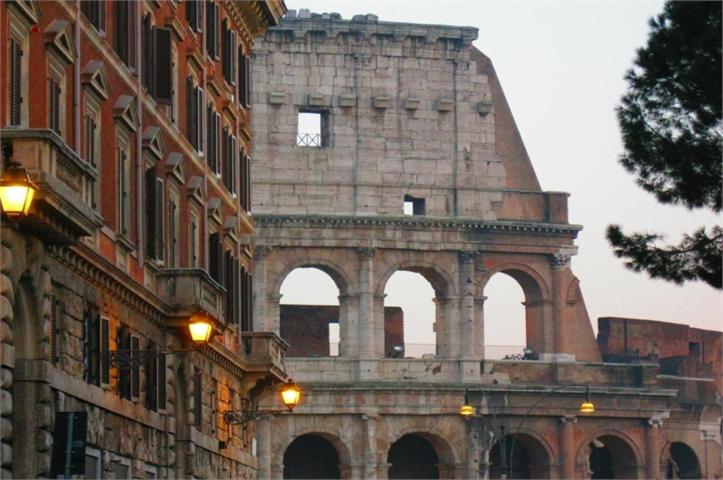 een gebouw met een toren met een klok erop bij Colosseo Homerents 2 in Rome