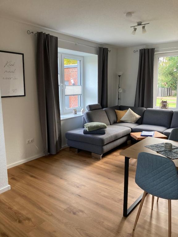 a living room with a couch and a table at Ferienhaus Helmshuus in Leer