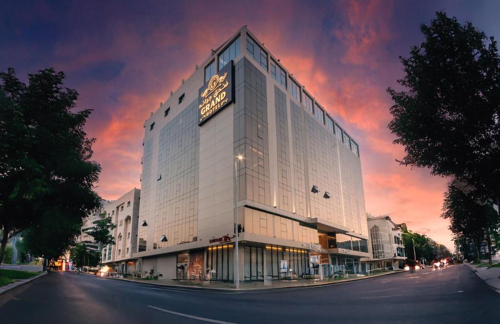 ein großes Gebäude mit einer Uhr an der Seite in der Unterkunft Grand hotel alhamra in Dschidda