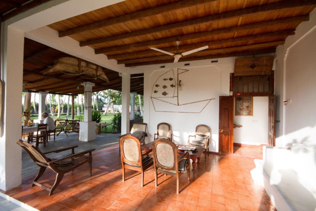 una sala da pranzo con tavolo e sedie di Deep Blue a Matara
