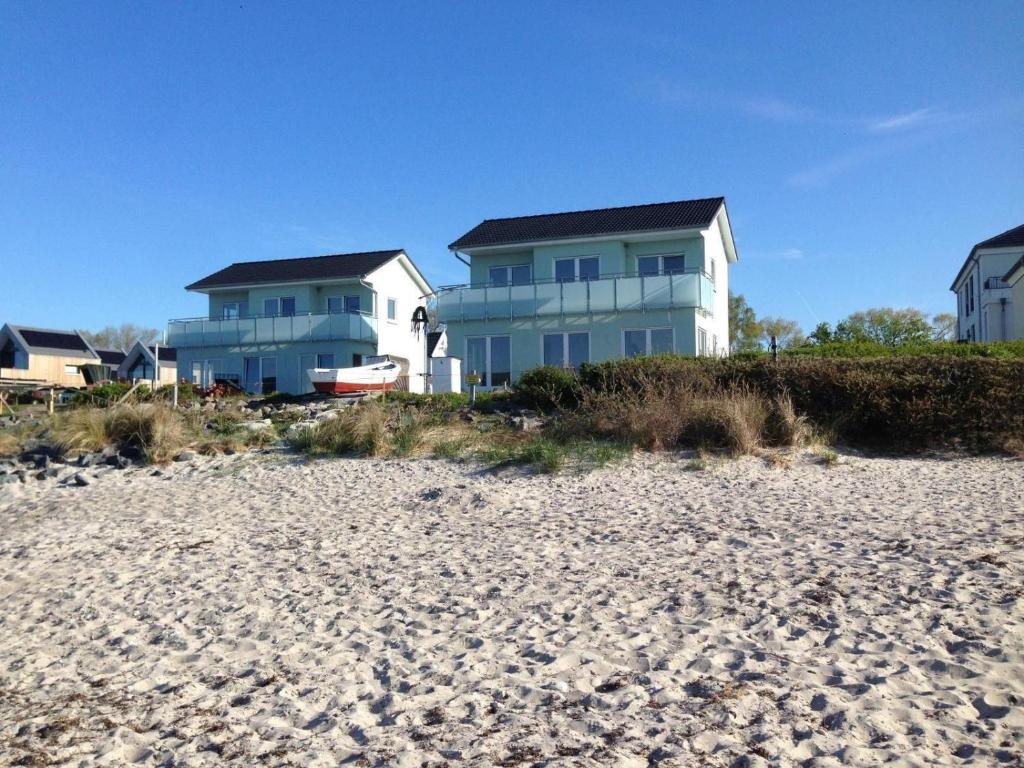 a house on the beach next to a sandy beach at Strandhaus-Seeschwalbe in Fehmarnsund