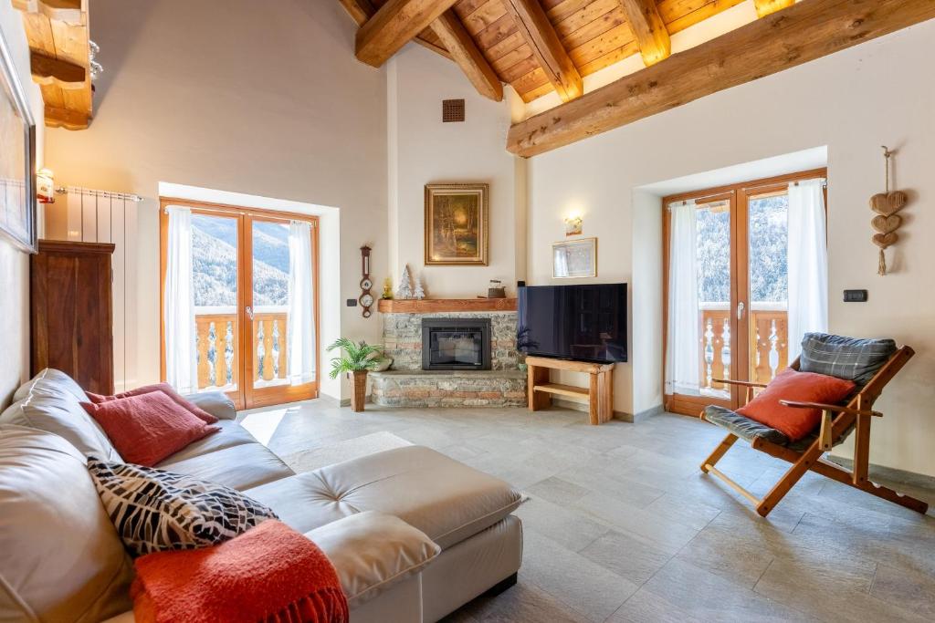 a living room with a couch and a fireplace at Hostdomus - Chalet Wood in Sauze d'Oulx