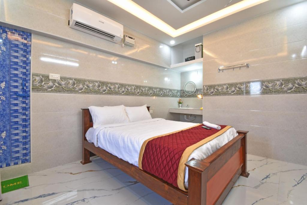 a bedroom with a bed in a room at SRK Residency in Pūrnānkuppam