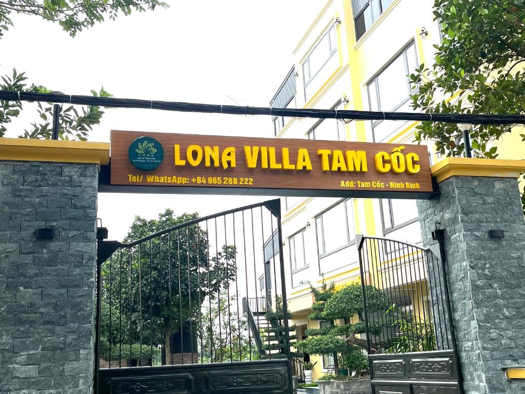 a sign that reads longla villa tram co at Lona Villa Tam Coc in Vũ Lâm