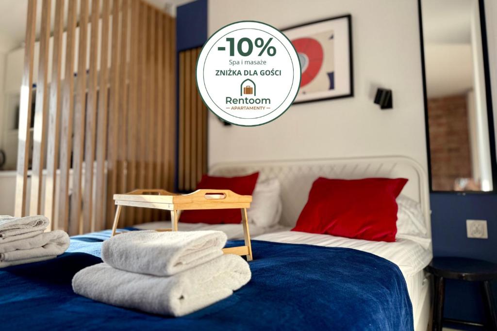 a hotel room with a bed with towels on it at Przy Ratuszu Idealny dla par Dzikie wino by Rentoom in Toruń