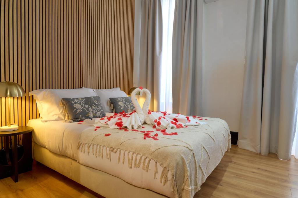 a bedroom with a bed with a swan on it at Davila Peixinho 204 in Aveiro