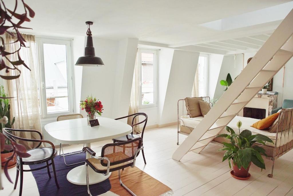 Light filled architects nest between rooftops