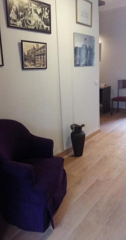 A seating area at Hostal San Martin