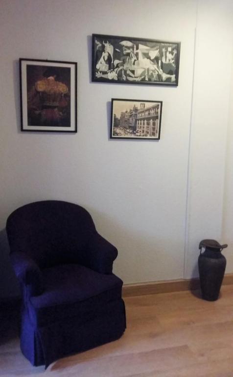 A seating area at Hostal San Martin