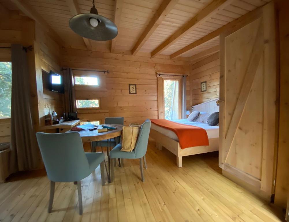 Les Cabanes Dans Les Bois Logis Hôtel - Triple Cabin - 2 Adults & 1 Child
