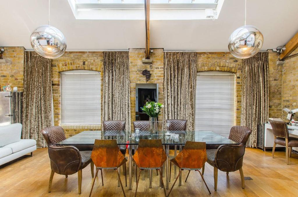 Fresh Look at High Ceiling Apartment In Iconic 1932 Art Deco Factory Conversion