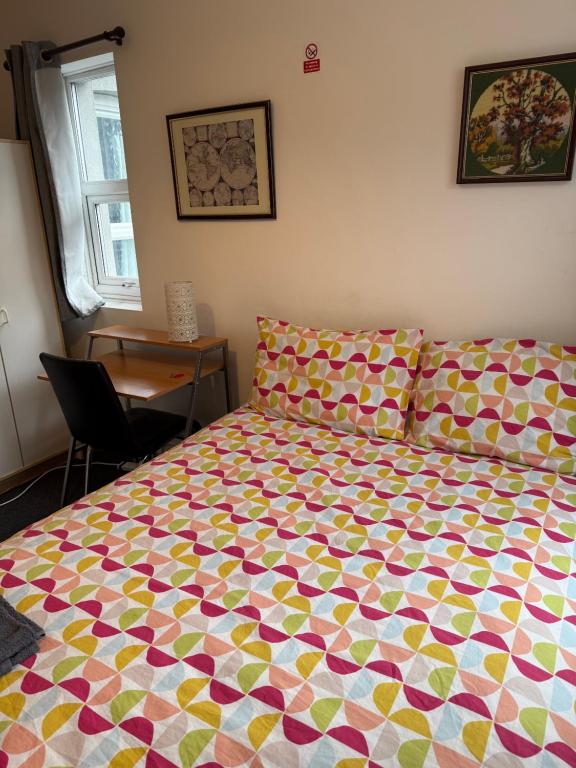 Luton Town Homestay - Near AIRPORT & Train Station, High Speed Internet - Chambre De Luxe