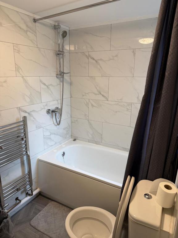 Luton Town Homestay - Near AIRPORT & Train Station, High Speed Internet - Chambre Double Avec Salle De Bains Privative