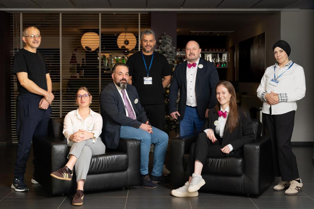 a group of people are posing for a picture at Hotel-Restaurant Horizon Ath-Lessines in Ghislenghien