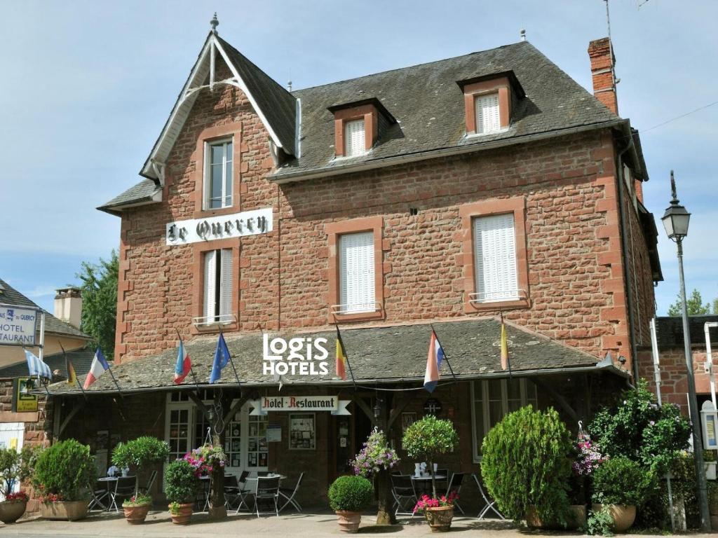 a brick building with a sign that reads dogs rooms at Logis Hotel Le Relais du Quercy in Meyssac