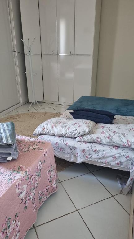 two beds sitting on the floor in a room at Pantano Casa da Fafá e do Dila in Pântano Grande