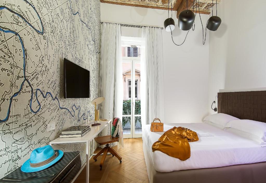een slaapkamer met een bed en een muur met een muurschildering bij Boutique Centrale Palace Hotel in Rome