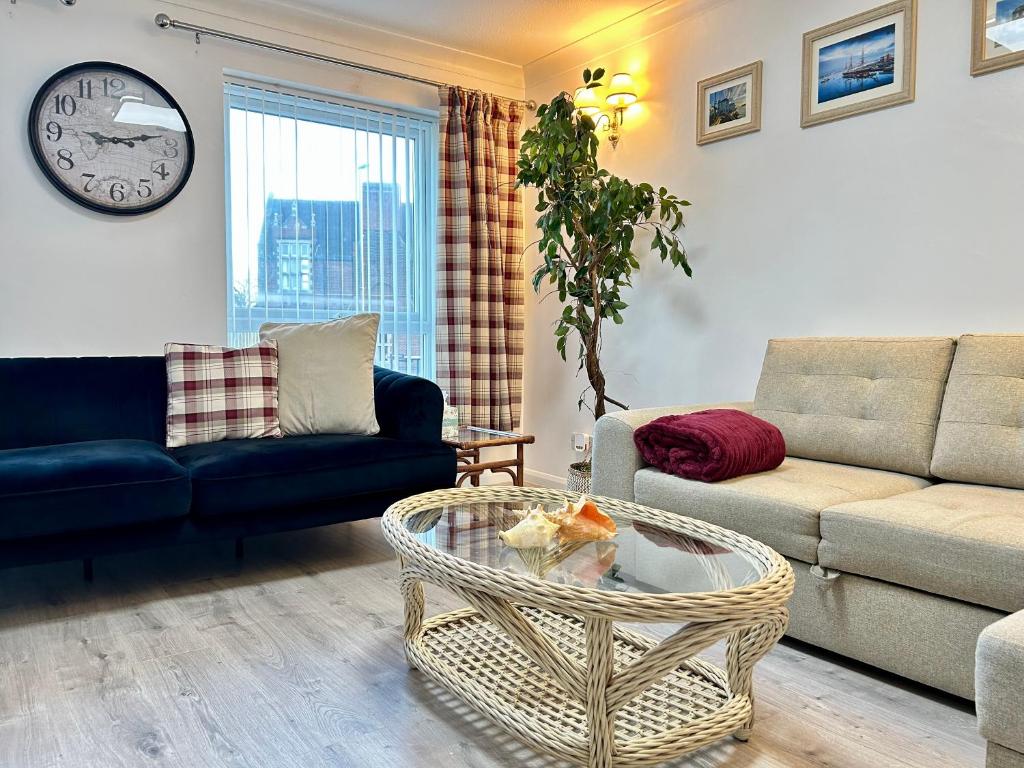 a living room with a couch and a table at Victory Gate 3 double bed House in Old Portsmouth Parking Pets in Portsmouth