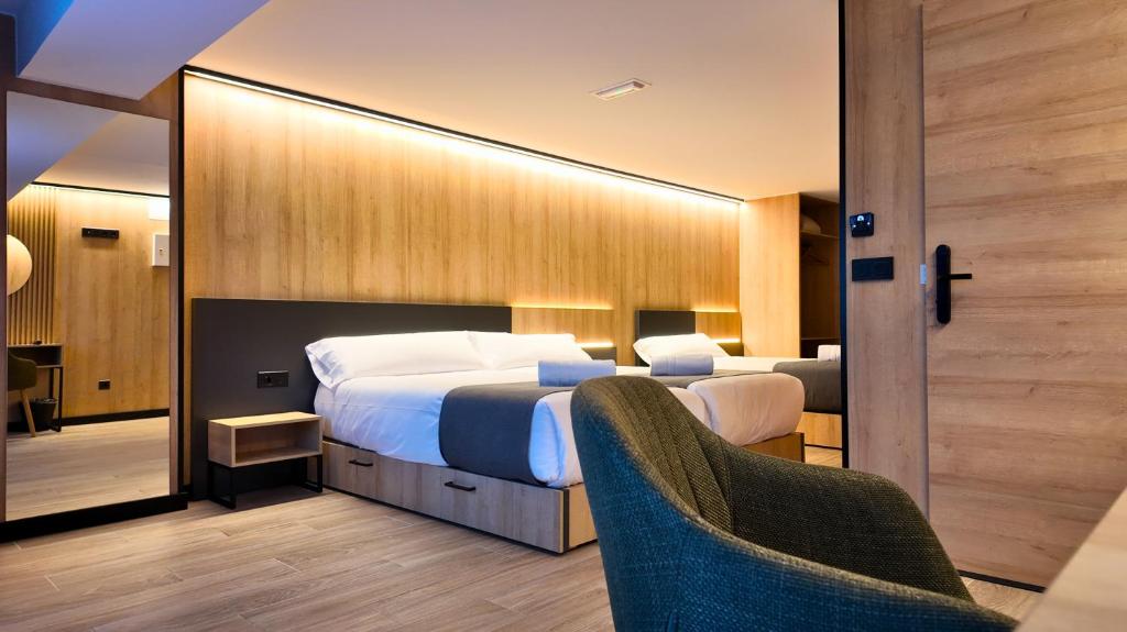 a hotel room with a bed and a mirror at Hotel Catanies in Pas de la Casa