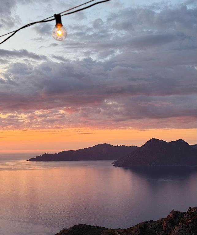 a street light with a view of a body of water at Résidence A Stella in Piana
