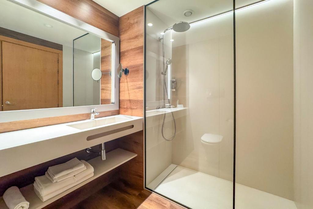 Golden Bahía de Tossa & Spa 4* Sup. - Quadruple Room (2 Adults + 2 Children)