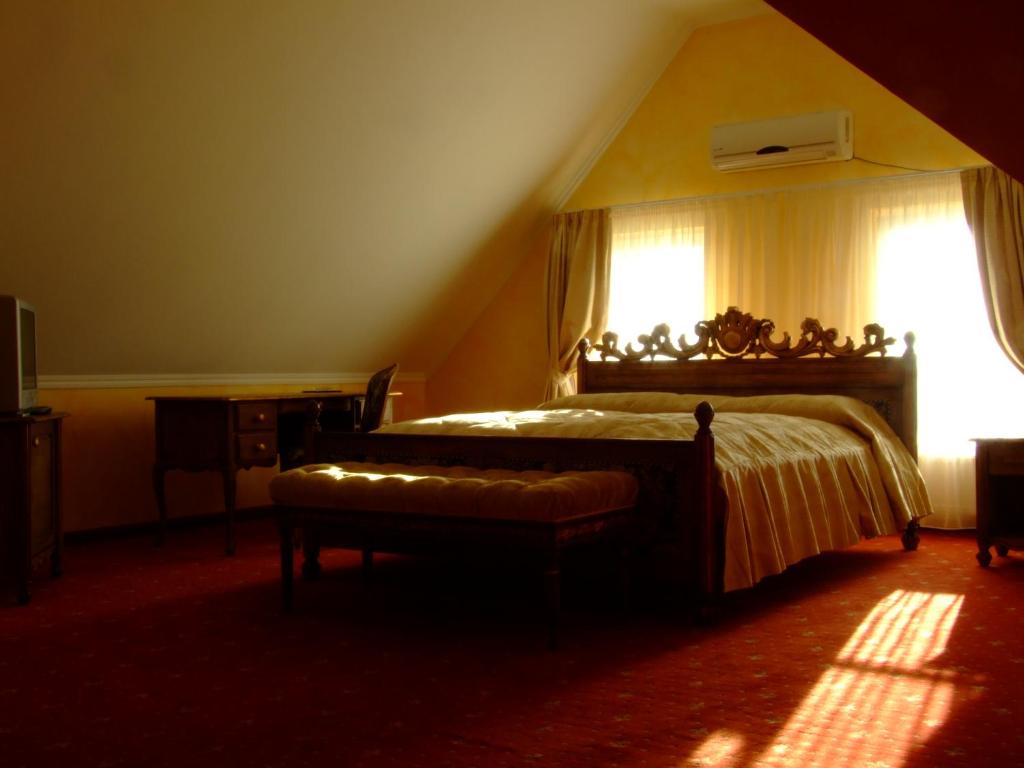 Postel nebo postele na pokoji v ubytování Hotel Royal