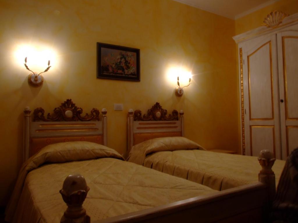 Postel nebo postele na pokoji v ubytování Hotel Royal