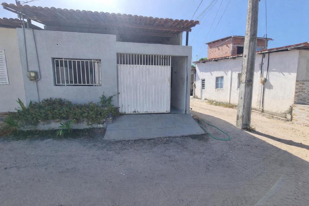 a white door on the side of a house at Propriedade Desativada in Jijoca de Jericoacoara
