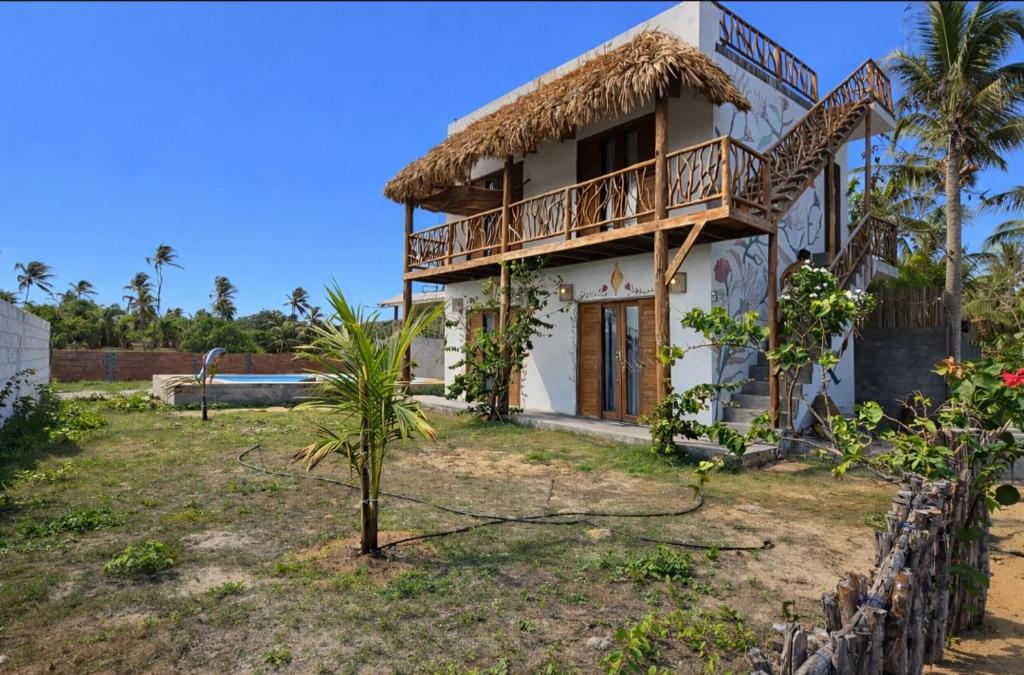 a small house with a thatched roof at Villa Yvytu - Praia do Preá in Prea