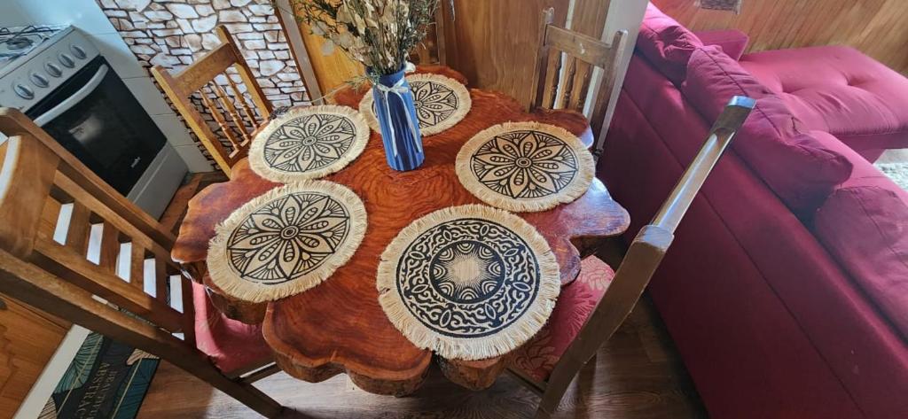 a table with plates on it in front of a couch at Cabaña Terraza del Yates in Puerto del Yate