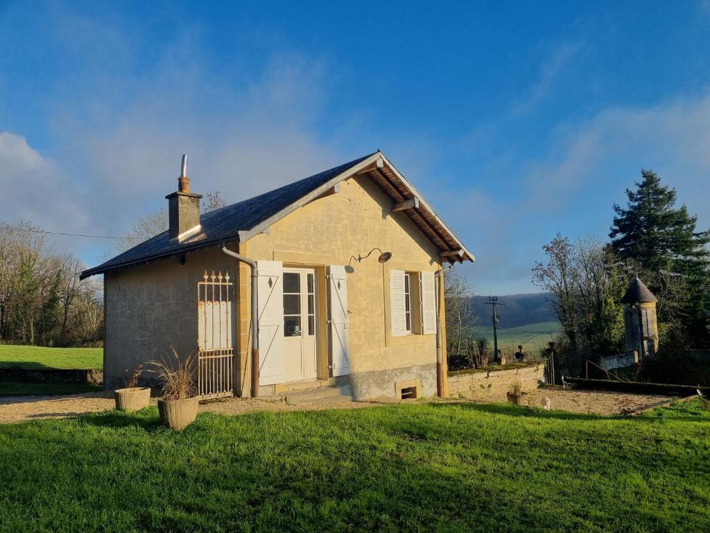 a small house in the middle of a field at Gite du Bois de Lord in Grandham