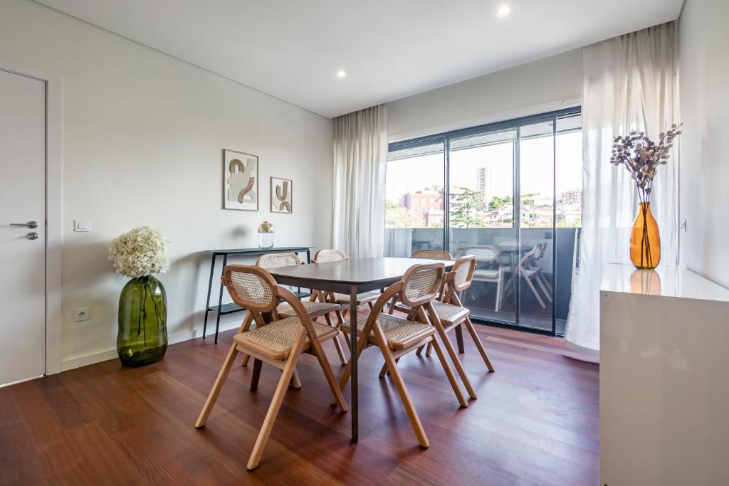 Nomad's Lux - 2bdr & Parking Flores Square Porto