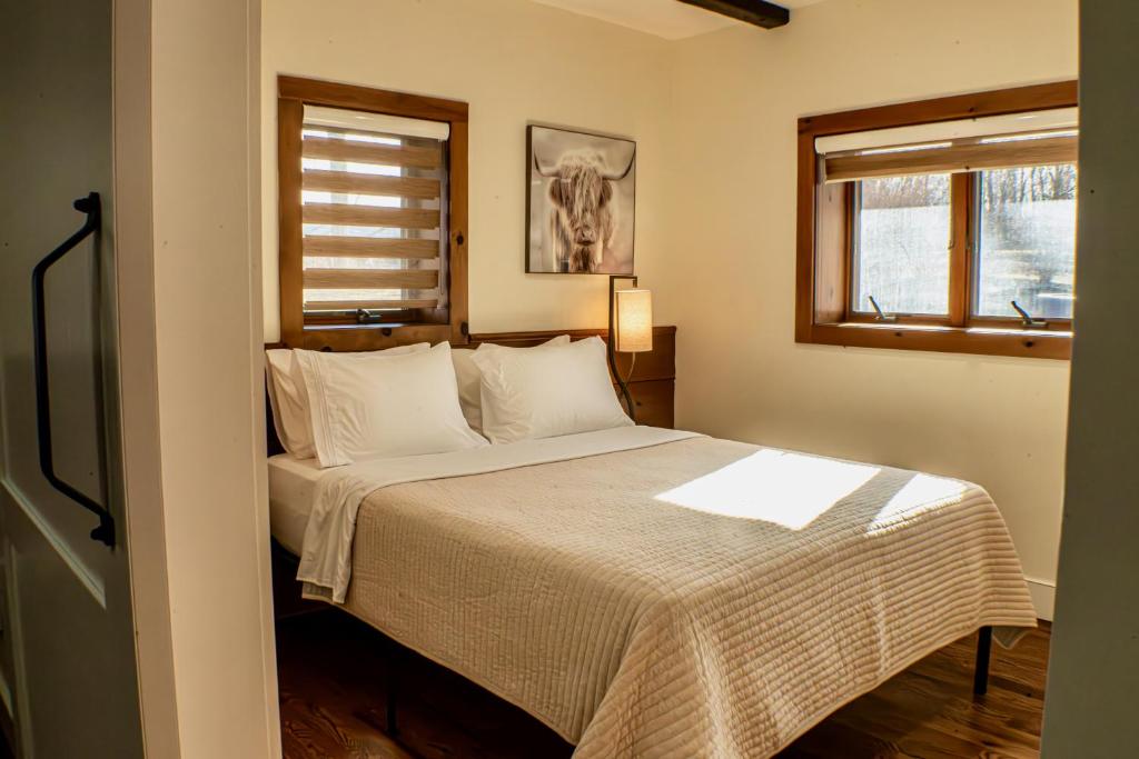 Chimney Hill Estate Inn - Superior Queen Room