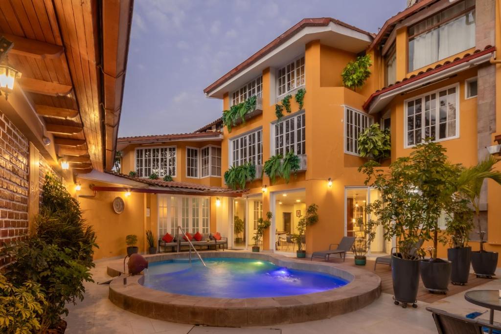 a courtyard with a pool in front of a building at Hotel Serra Nova in Cajamarca