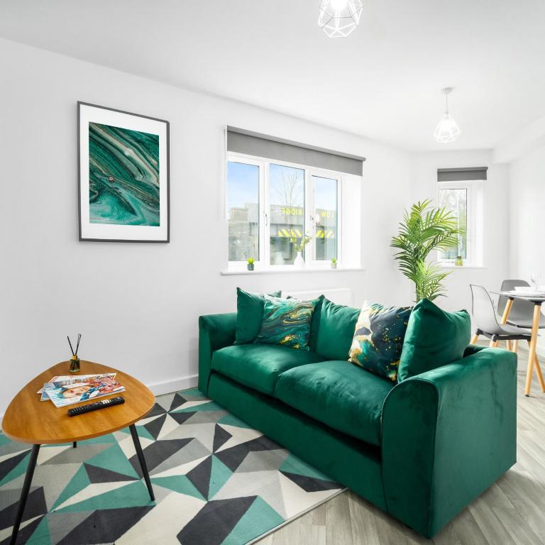 a living room with a green couch and a table at Modern 2 Bed Apartment - Parking - Smart TV - Fast Wi-Fi 27CR in Sleightholme