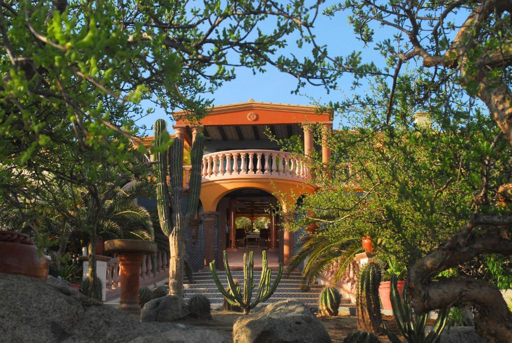 una casa con una escalera que conduce a un edificio en Villa del Faro, en Boca de la Vinorama