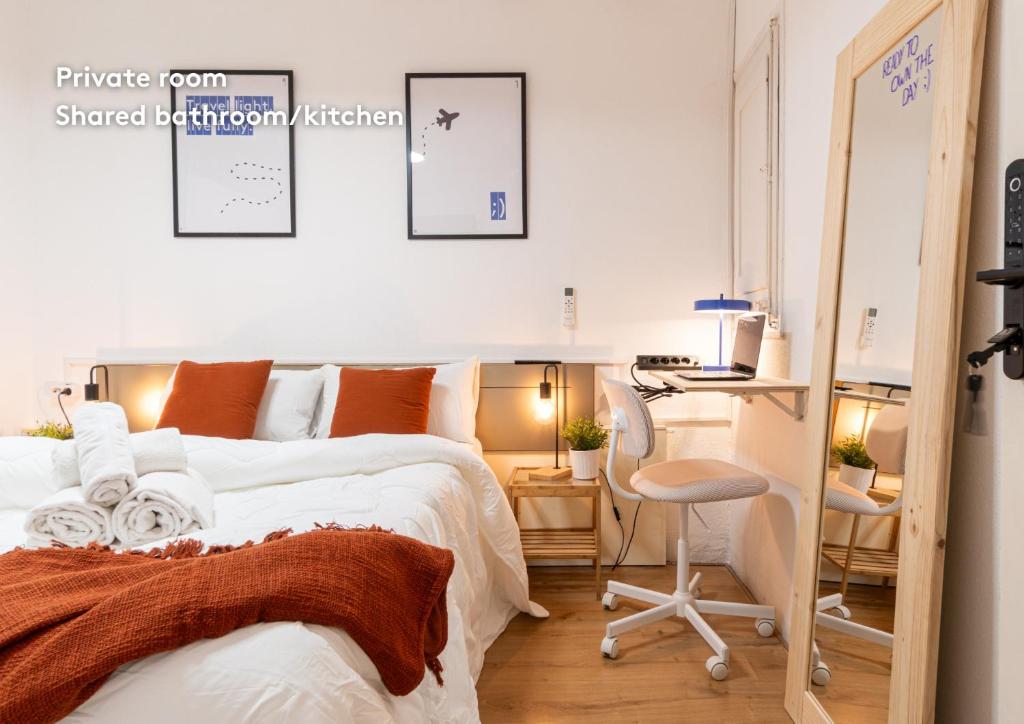 a bedroom with a bed and a desk and a chair at weroomies - Pons Icar H1 in Tarragona