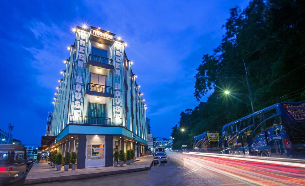 ein hohes Gebäude in einer Stadtstraße bei Nacht in der Unterkunft Green House Hotel in Krabi