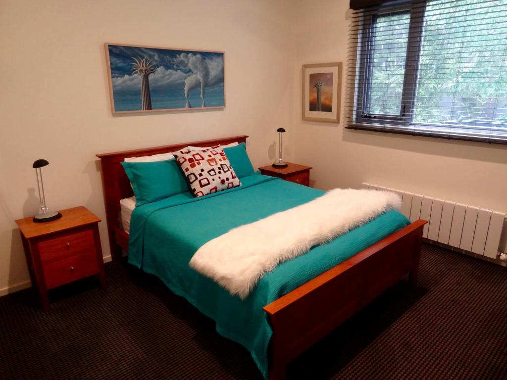 een slaapkamer met een groen bed en een raam bij The Gallery Accommodation McCrae in McCrae