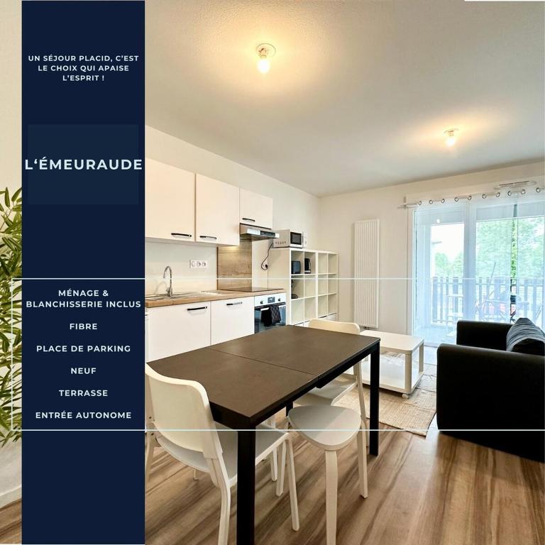 a kitchen and dining room with a table and chairs at L'Émeraude - Proche Hôpital - Parking - Clim - Fibre - Terrasse in Mont-de-Marsan