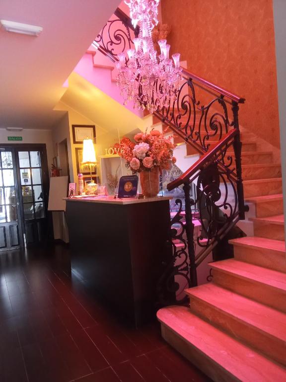 a staircase in a house with a chandelier at H Nieves Playa in Chipiona