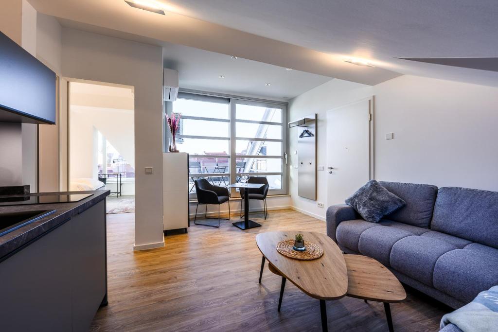 a living room with a couch and a table at Quartier E in Naumburg