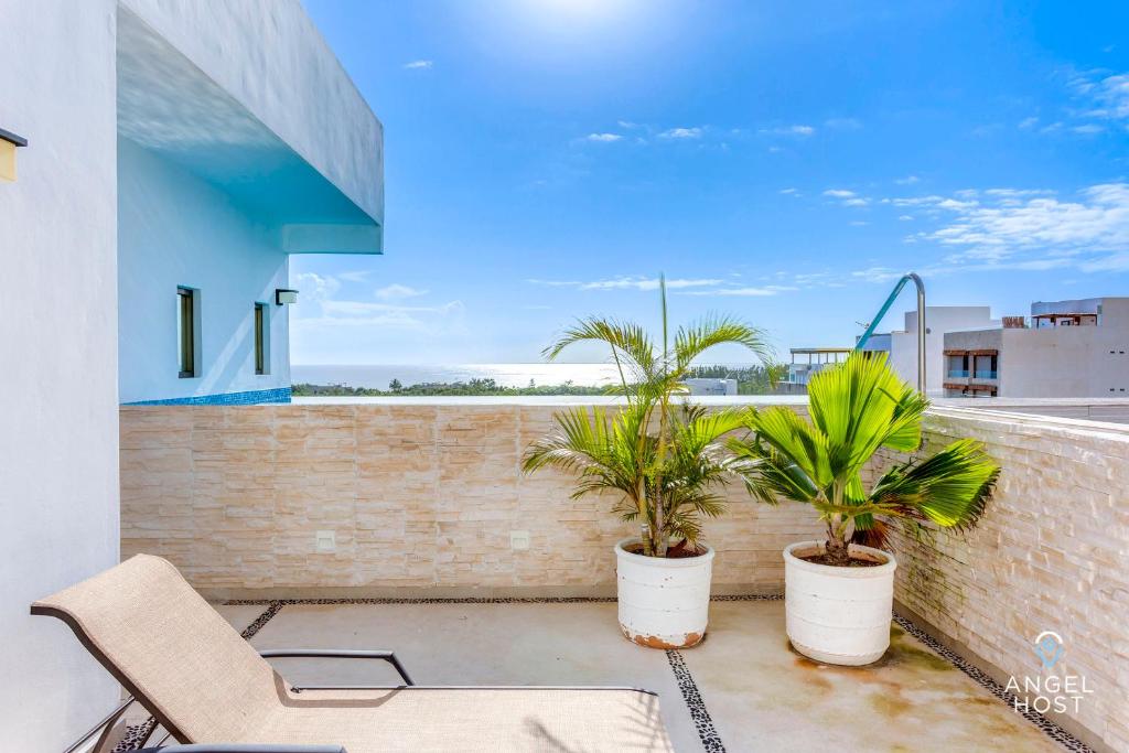 Private Oceanview Stay with Balcony & Rooftop Pool