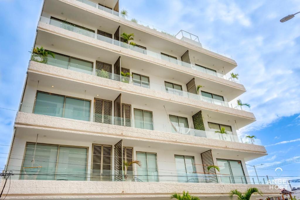 Private Oceanview Stay with Balcony & Rooftop Pool